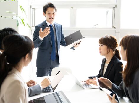 小規模セミナーを行うスタッフ