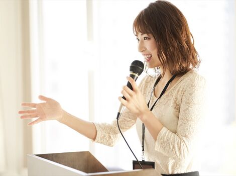 話をする女性スタッフ