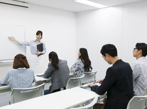 セミナーをする女性講師