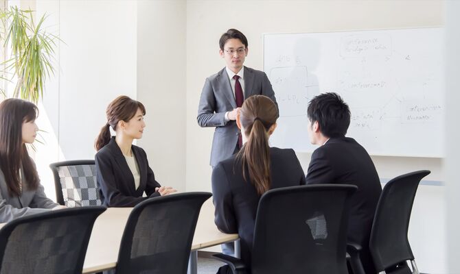 小規模セミナーで話す男性スタッフ