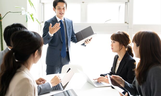 小規模セミナーを行うスタッフ